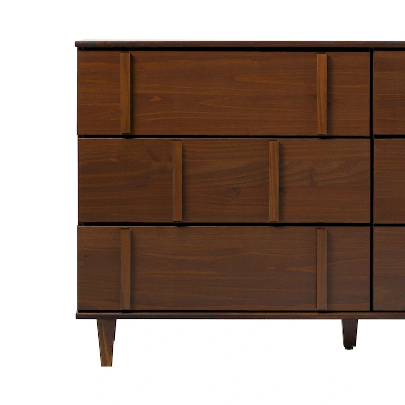 Detaillierte Kommode aus Massivholz im Mid-Century-Modern-Stil