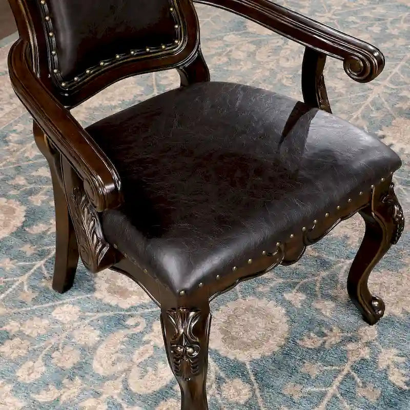 Poltrone tradizionali in legno massello color noce con bordino a borchie (set di 2)